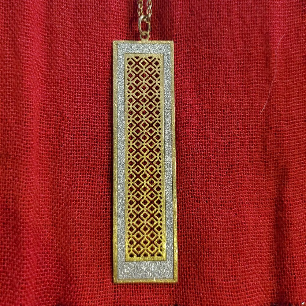 Necklaace - Gold tone with faux dimaond cut detail